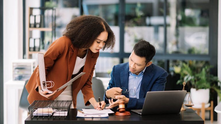 Dois advogados em um escritório trabalhando com Direito Administrativo