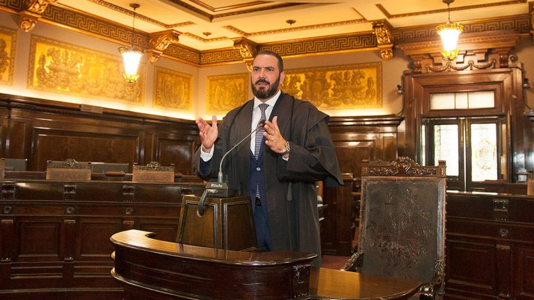 Advogado fazendo sustentação oral em tribunal