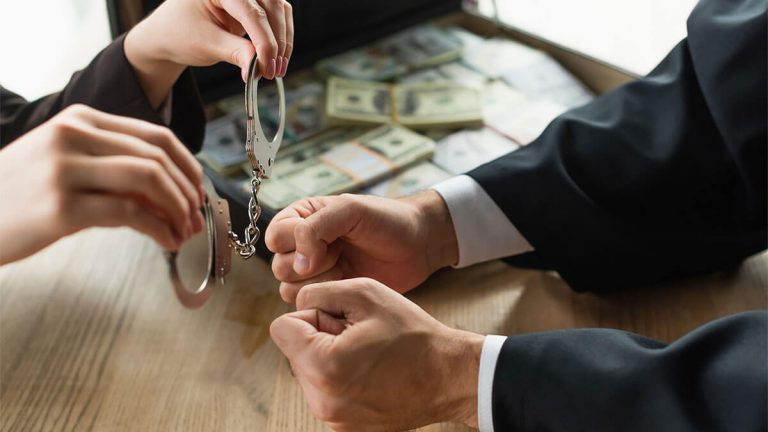 Figura publica sendo presa por aceitar propina