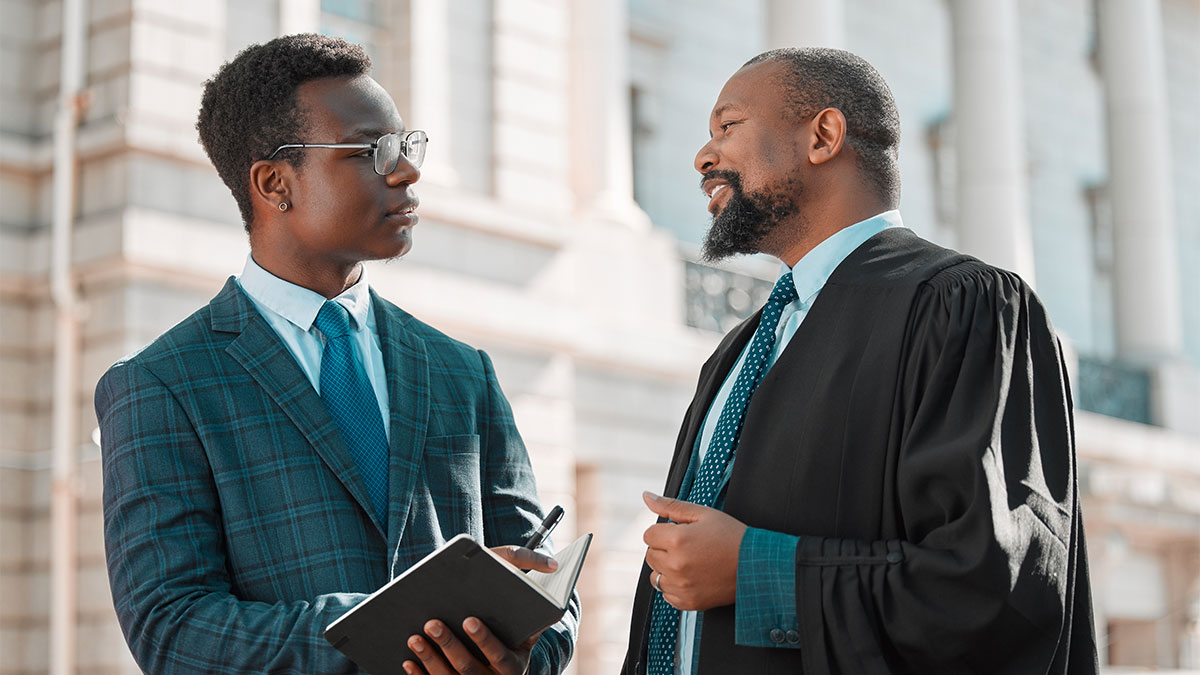 Aluno de direito conversando com professor da especialização