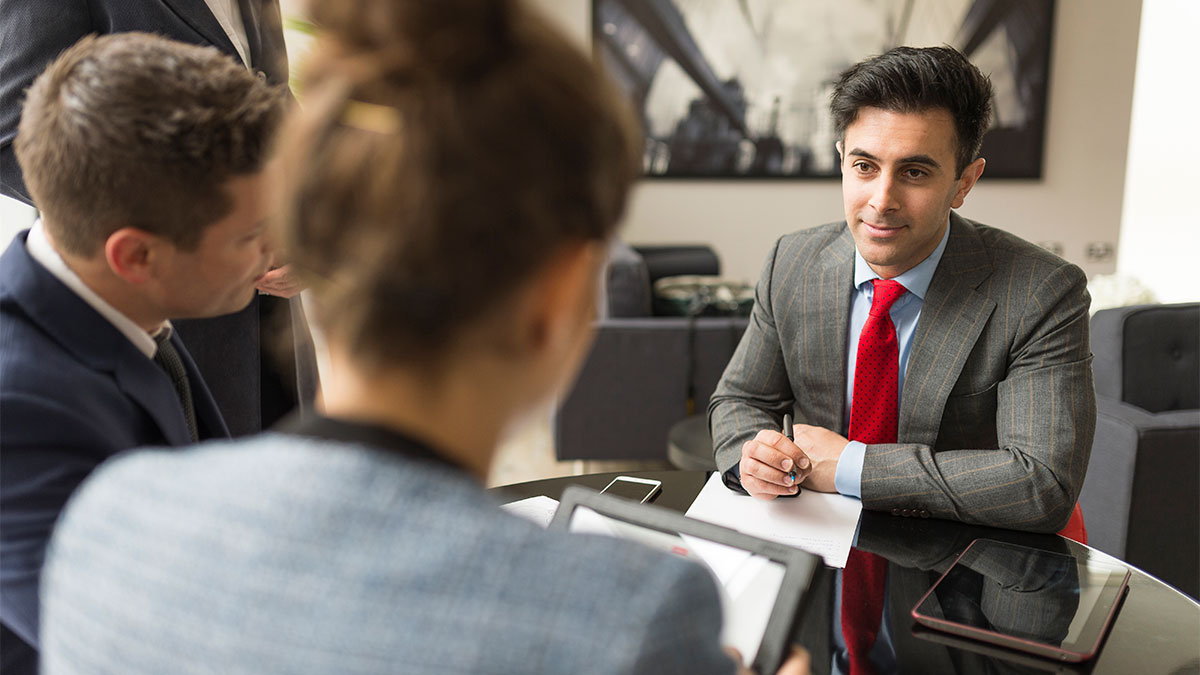 Advogado aconselhando cliente em reclamação trabalhista