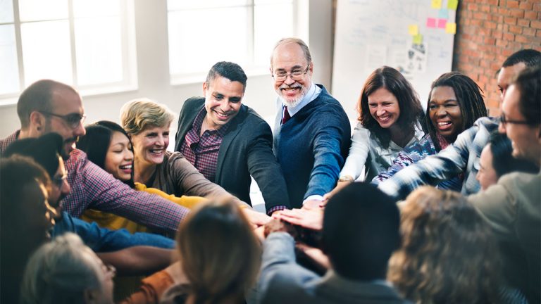 Trabalhadores unidos em escritório