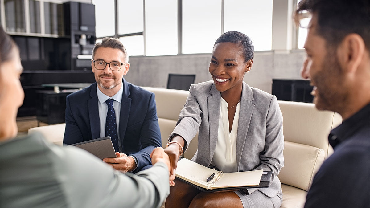 Profissionais em reunião formal simbolizando mediação e arbitragem no contexto da judicialização e precedentes trabalhistas.