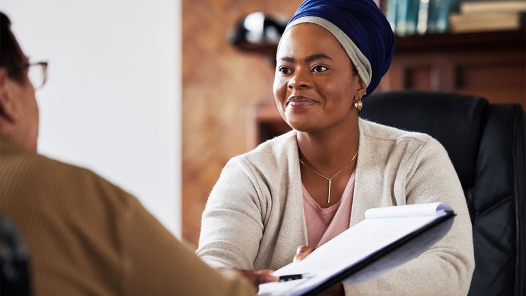 Mulher consultando advogado sobre obrigações trabalhistas