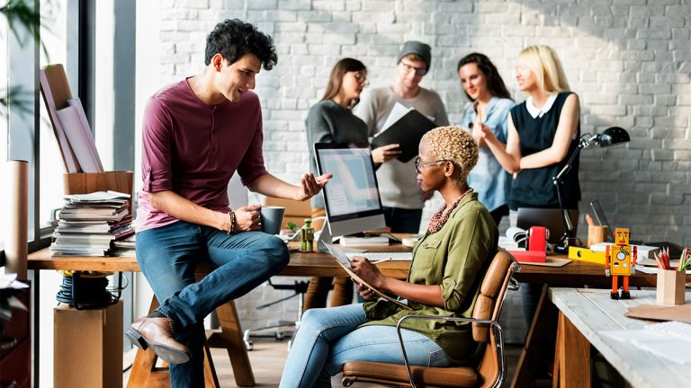 Pessoas em um escritório moderno, trabalho em startups