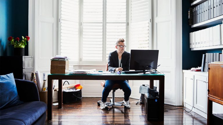 Profissional em home office utilizando computador, representando os desafios de privacidade e segurança relacionados à LGPD no trabalho remoto.