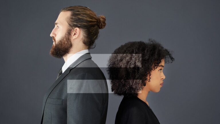 Homem e mulher posicionados de costas um para o outro, ambos em ambiente corporativo, com símbolo de igualdade sobreposto, representando a igualdade de gênero no mercado de trabalho.